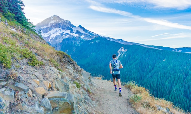 courir en descente trail